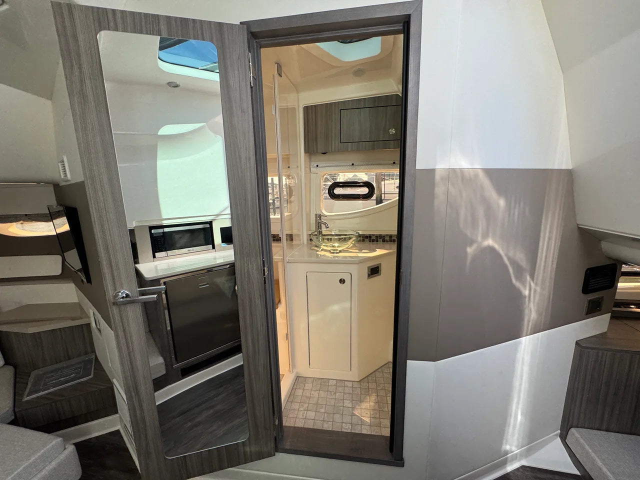 2025 Sea Ray 370 SUNDANCER OB 39.0 feet, Somers Point, New Jersey #34