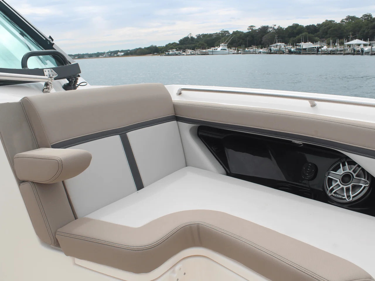 2026 Boston Whaler 330 Vantage 33.0 feet, Charleston, SC #63