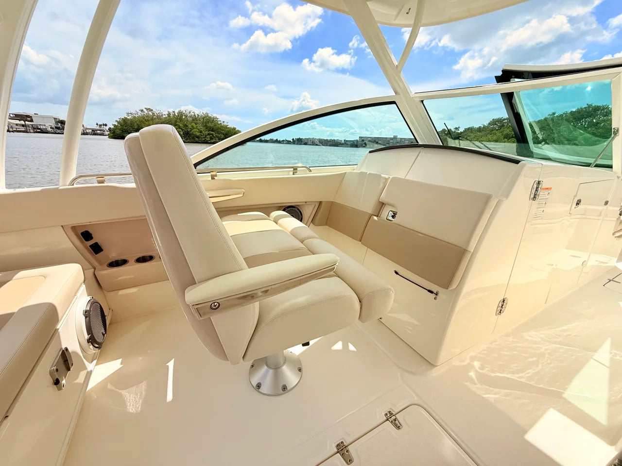 2024 Boston Whaler 320 Vantage 32.0 feet, St Petersburg, FL #52