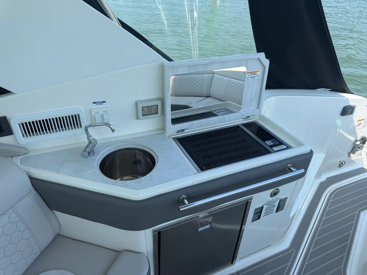 2025 Sea Ray Sundancer 320 Outboard 32.0 feet, Wrightsville Beach, North Carolina #9